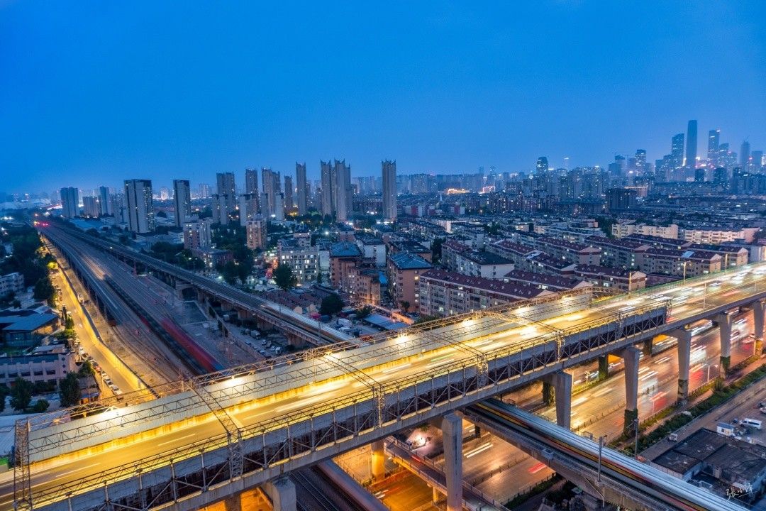 纵使来路各有颠簸，条条终向光亮处